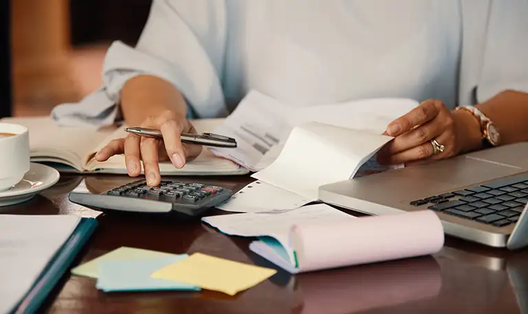 Imagem-de-uma-mulher-calculando-o-valor-da-restituição de-contribuição previdenciária